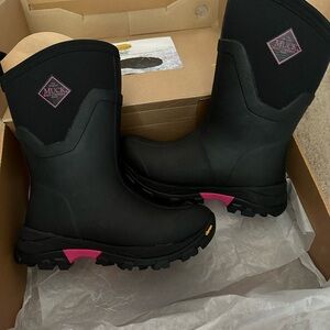 Black. Womens muck boots size 6